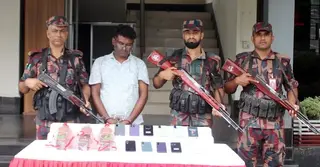 যশোর সীমান্তে বিজিবির অভিযানে ভারতীয় নাগরিক আটক, মদ ও মোবাইল উদ্ধার